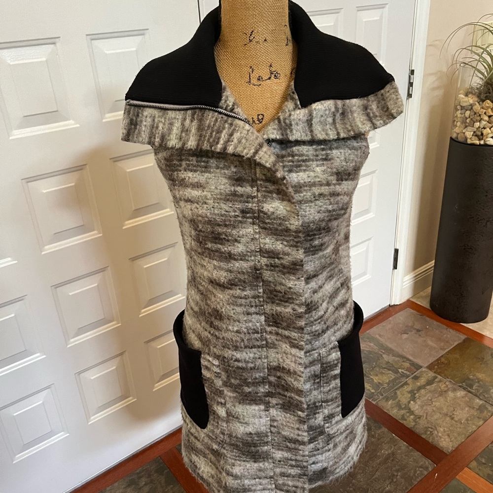 Misha Nonoo XS long vest sleeveless jacket black pockets and collar green gray